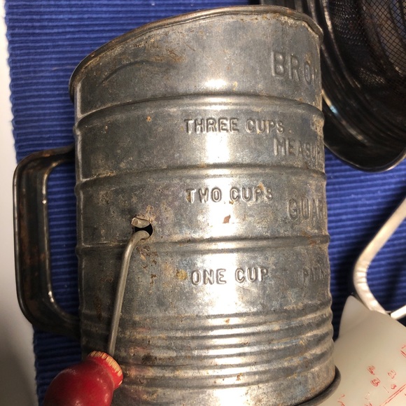Vintage sifting lot and measuring cup - Picture 2 of 6